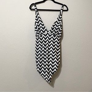 Liz Lange Maternity Black & White Chevron Print One Piece Swimsuit XXL
